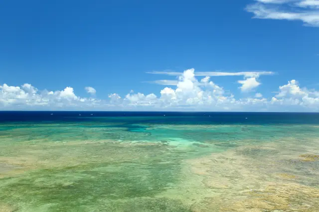 位在沖繩本島西海岸，臨海而建的大型購物設施。隨時都能欣賞到沖繩的大海美景