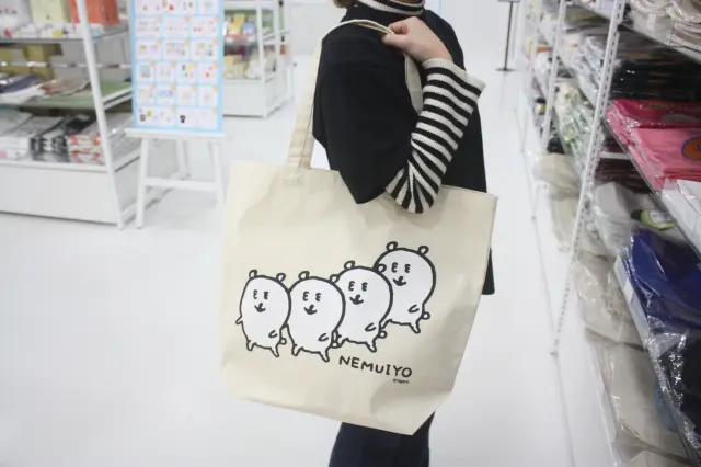 You can choose various colors and sizes for the tote bag.