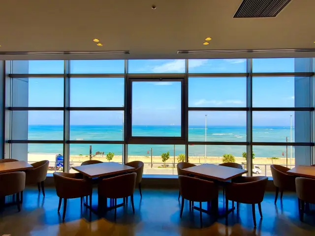 フードホールから見られるオーシャンビュー