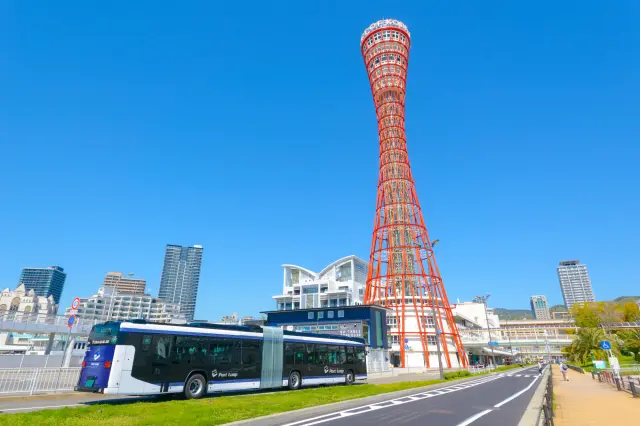 神戸のシンボルと港町が織りなす景色を車窓から楽しめる
