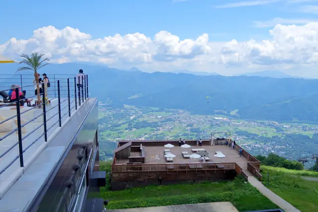 能以多種方式盡情玩樂的複合設施，海拔約1,400公尺