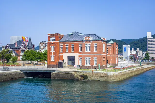 舊稅關廳舍的美麗紅磚造身影在海港中格外吸睛