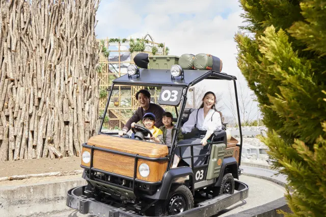 オフロードアドベンチャー「DEKOBOKO」を運転して森の中を探索！