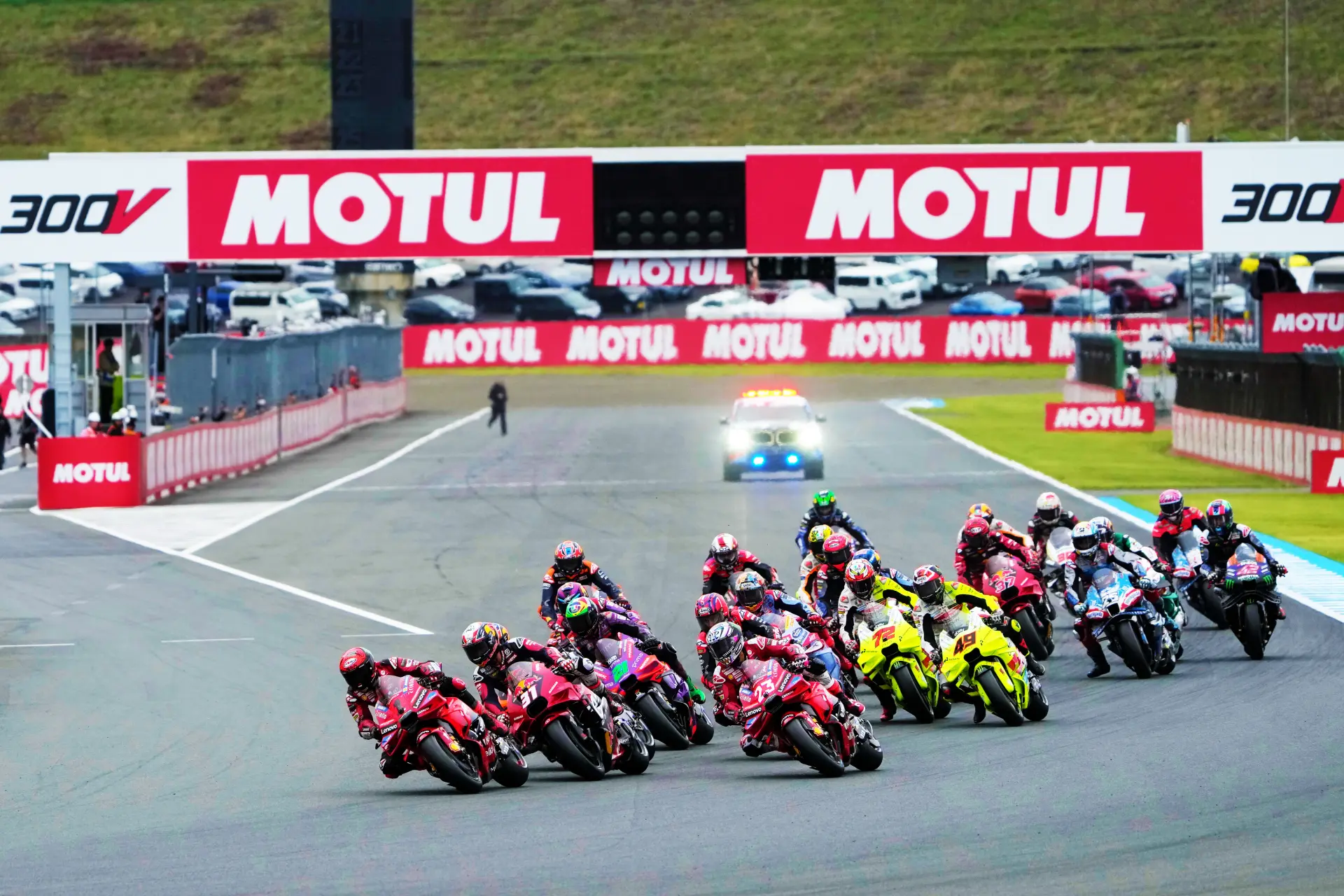 2025年現在、11チーム22名が参加するMotoGP™クラス