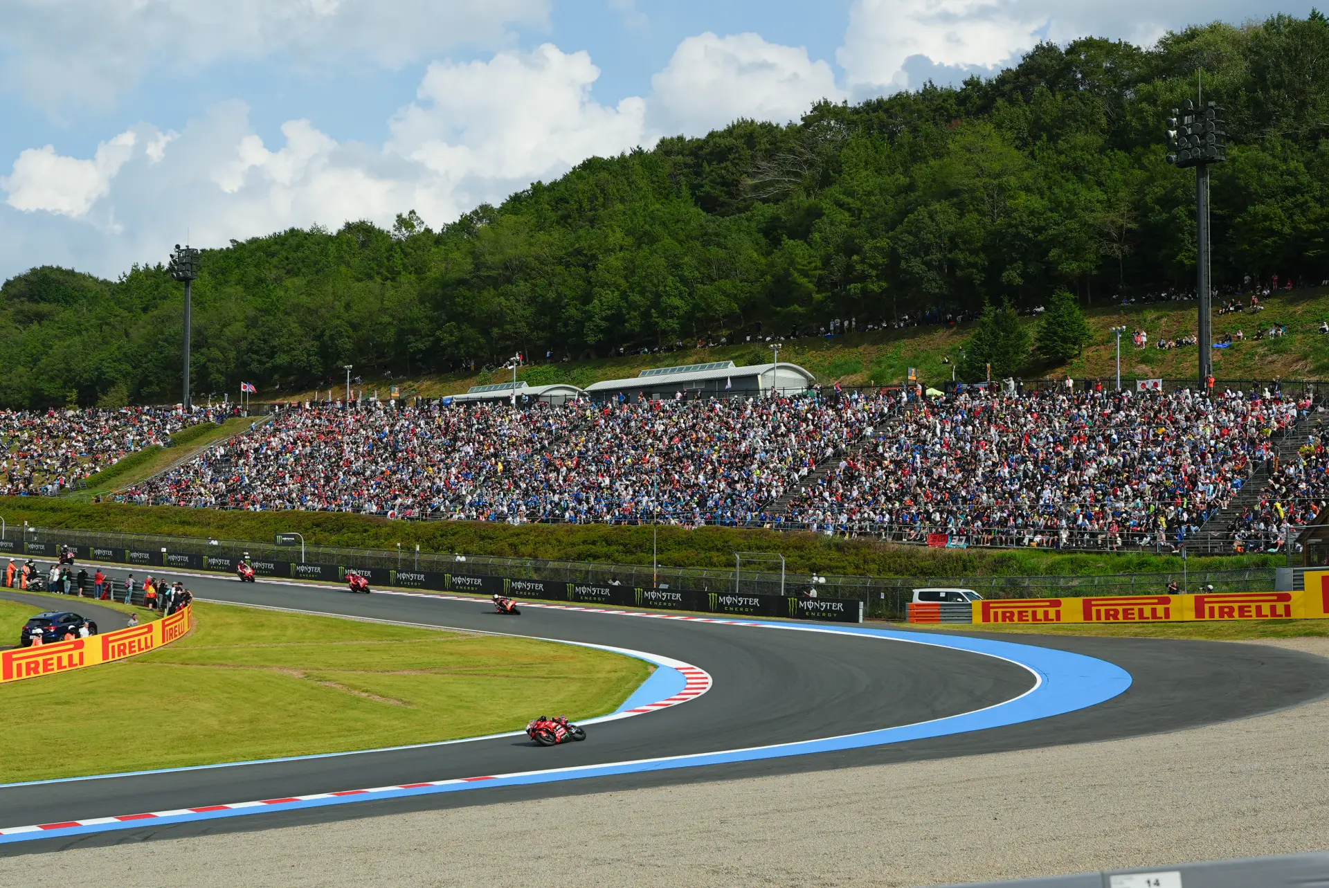 テクニカルなレーシングコースを走る姿は興奮もの