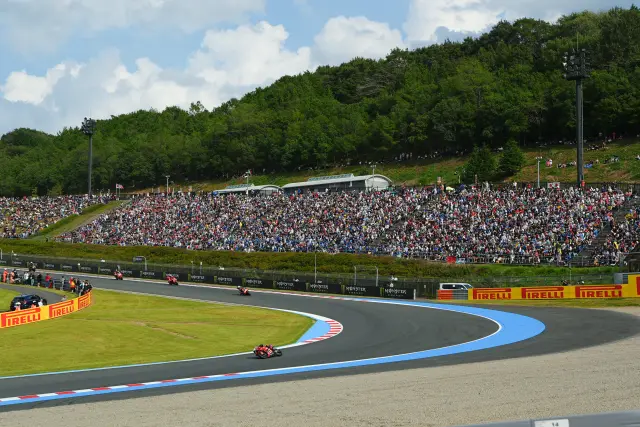 テクニカルなレーシングコースを走る姿は興奮もの