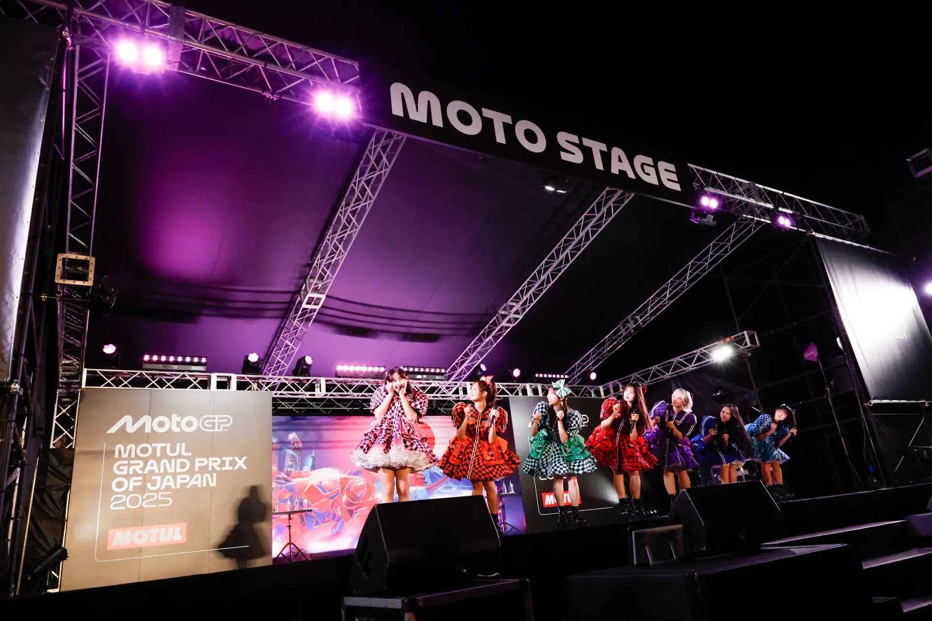 人気アーティストのライブが展開される