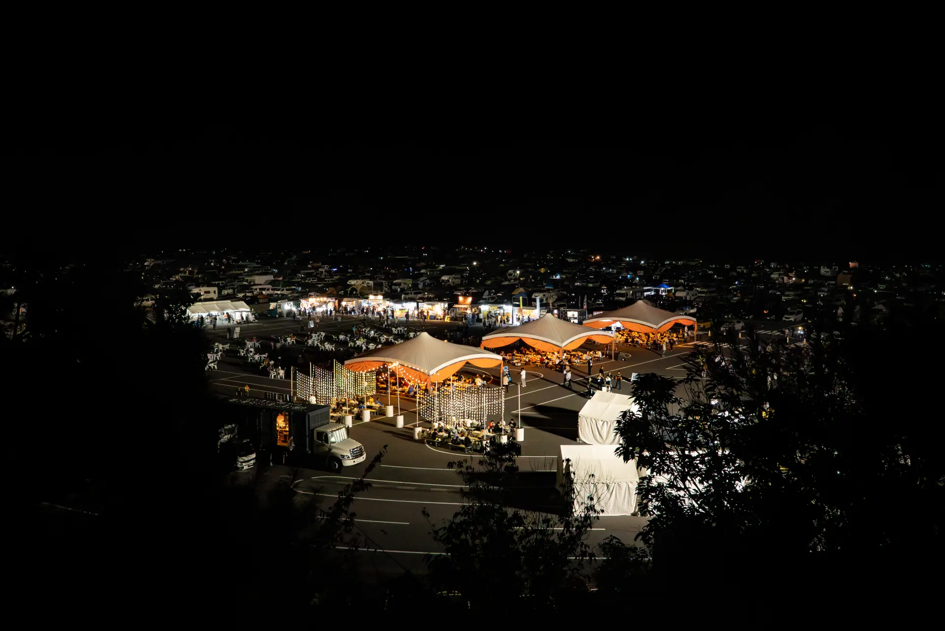 レース観戦後の夜の宴は深い時間まで続く