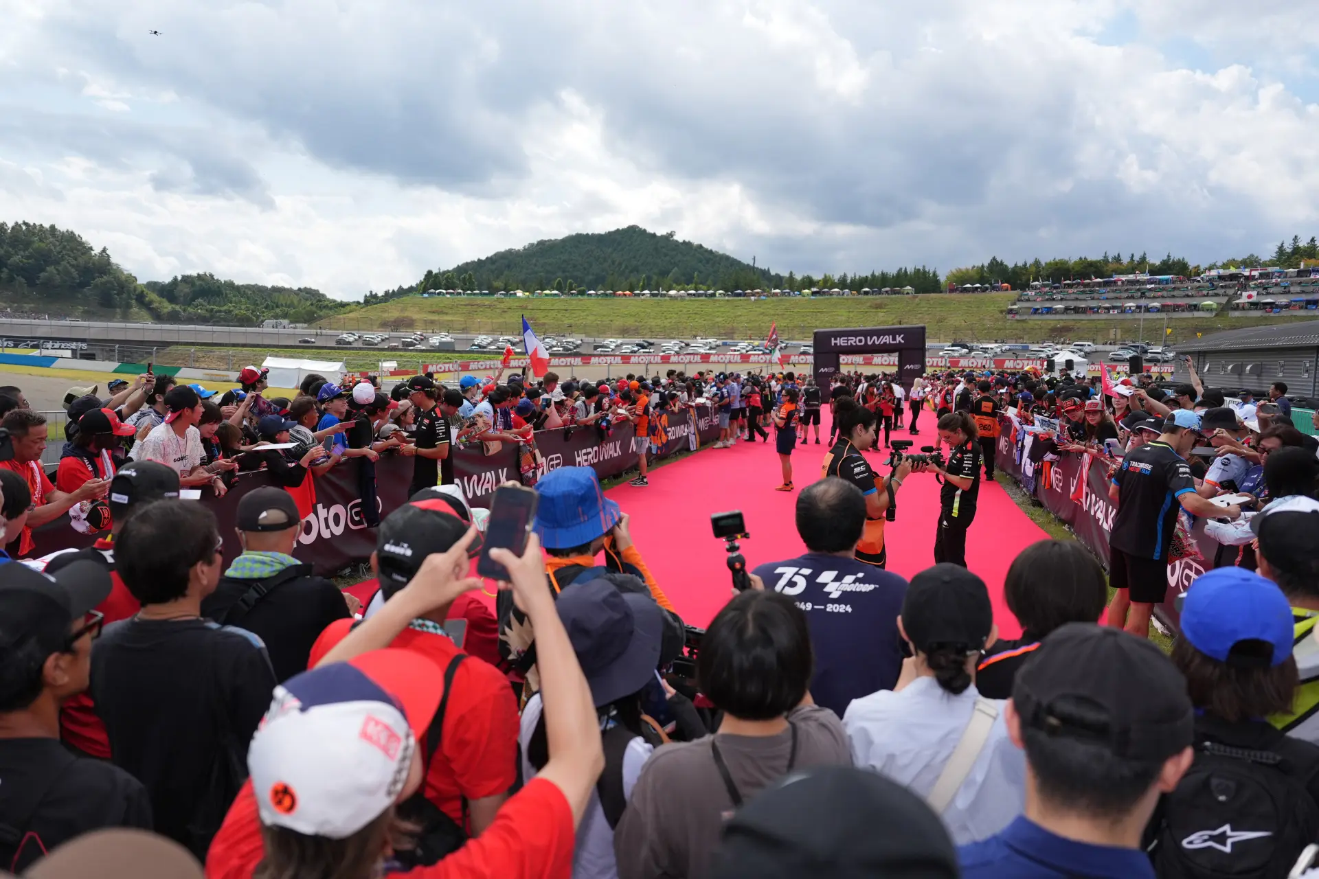 豪華なライダーたちと至近距離で触れ合える