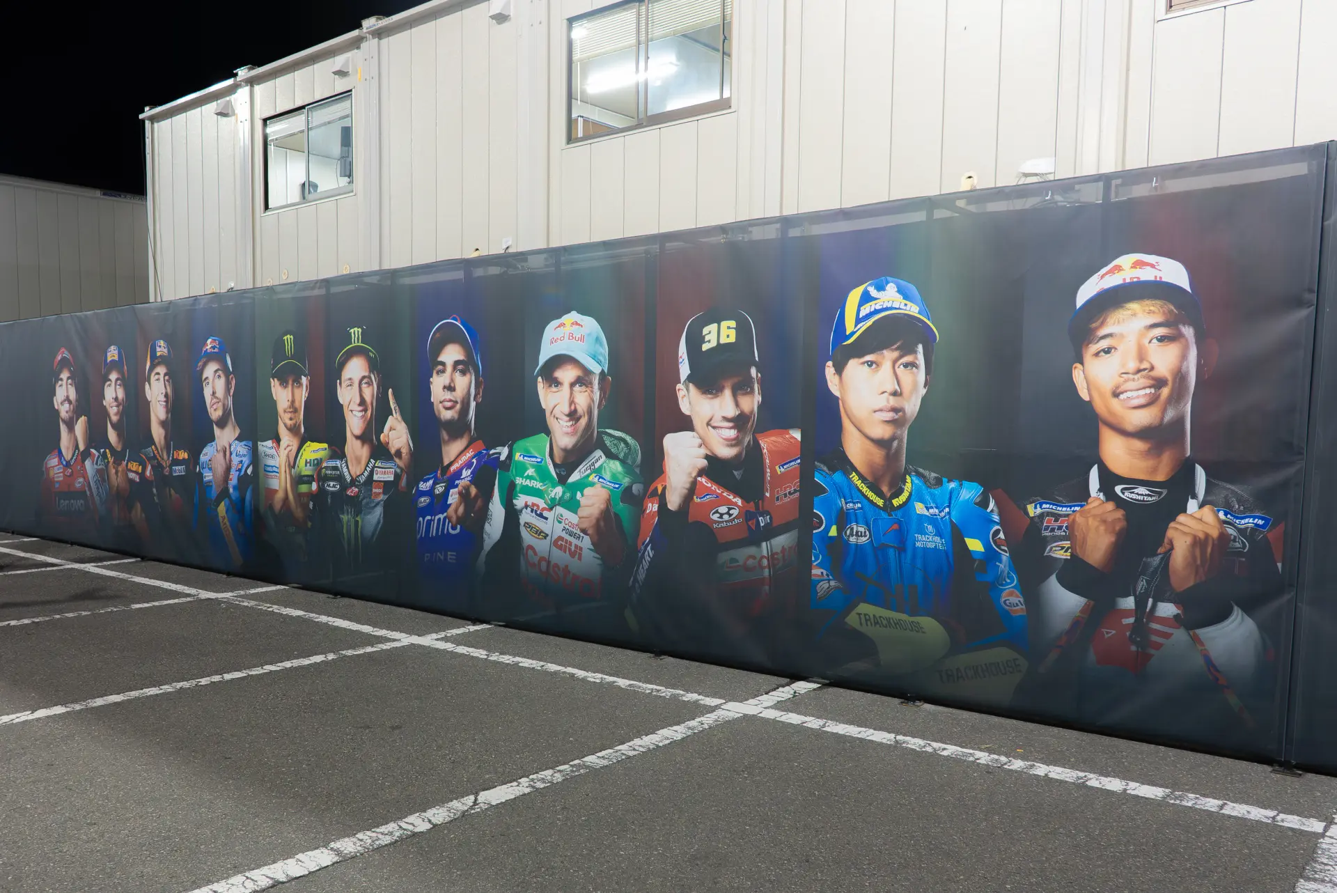 パドックツアーなど宿泊者限定の特典が楽しめる