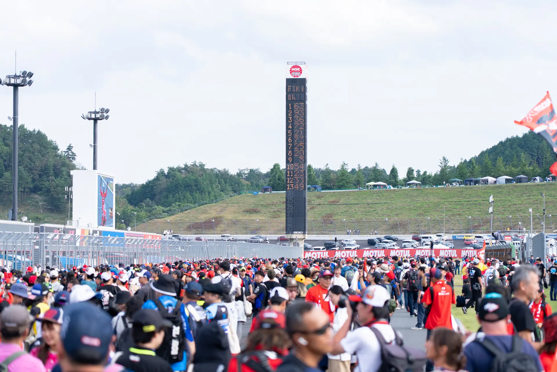 興奮冷めやらぬ観客らで賑わう様子