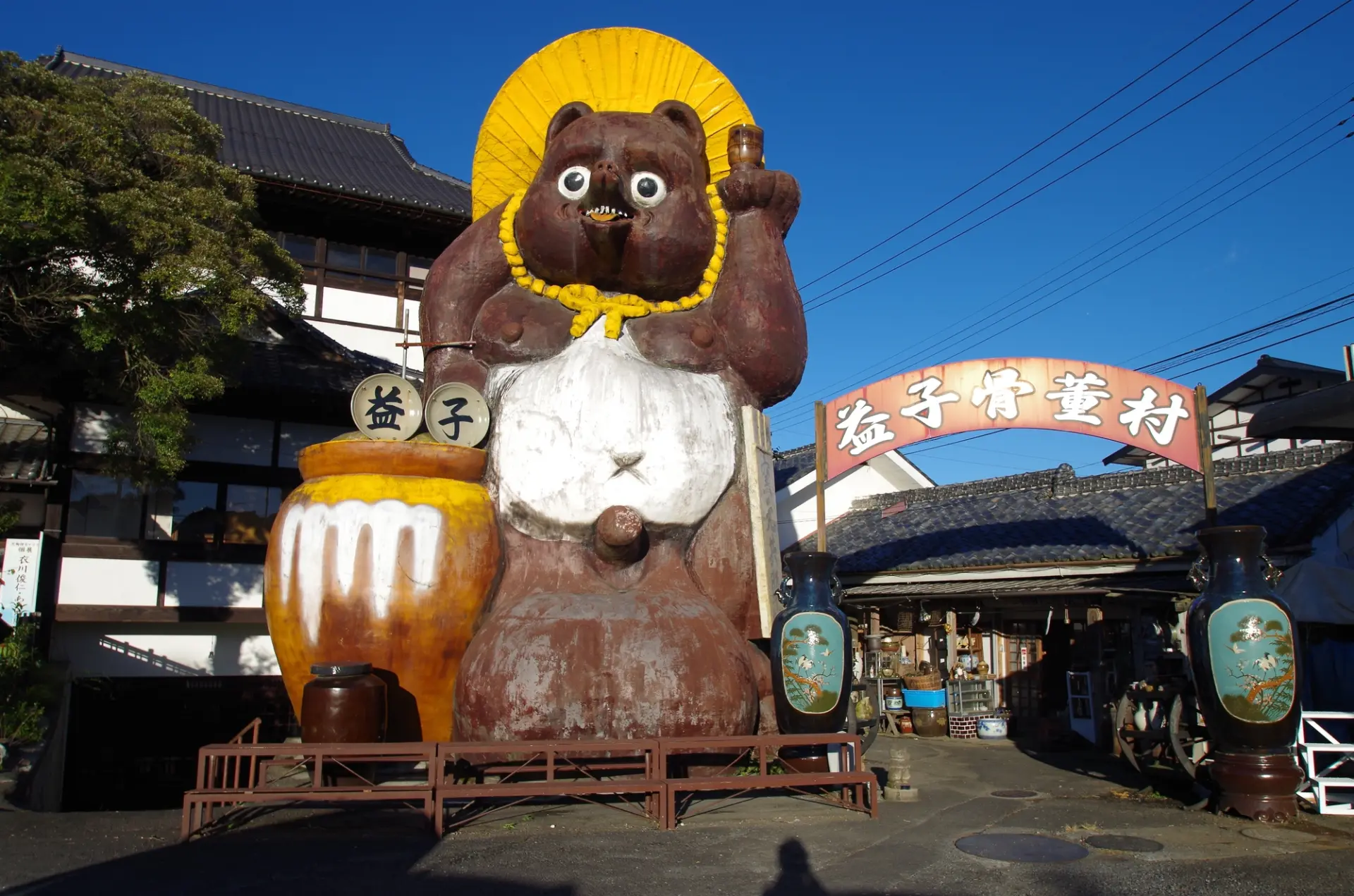 益子骨董村入口に佇む益子大狸像