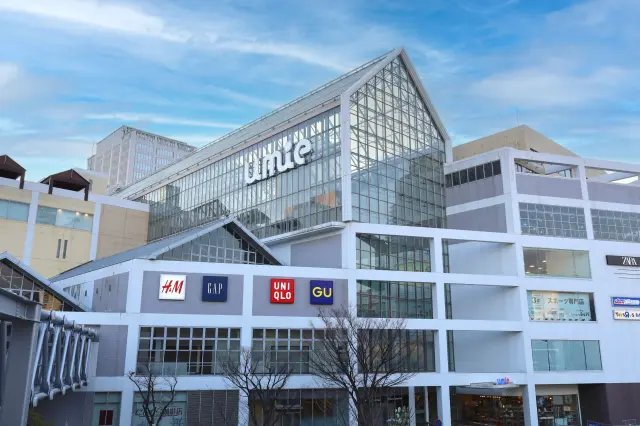 遠方からでも目を引く、特徴的な三角形のガラス屋根が目印