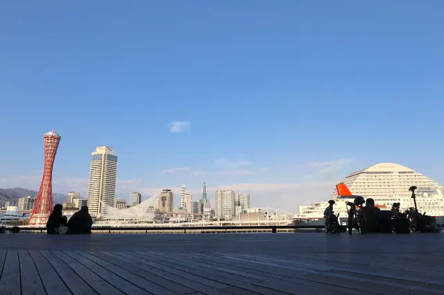 「モザイク」の2階デッキから撮影した神戸港の景色