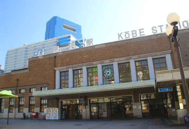 最寄駅のひとつ「JR神戸」駅。JR線は昼夜問わず本数が多く、旅行者にも便利