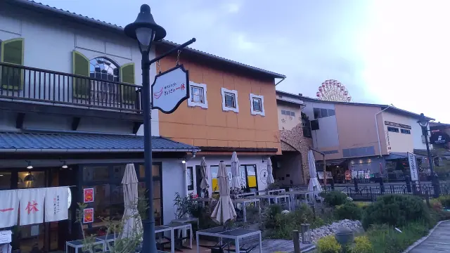 南欧風のデザインは海外からの観光客にも評判の「モザイク」。一部オープンエアの造りで開放感満点