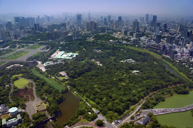 原址是過去江戶城的所在地，現今位在大都市中心的皇居