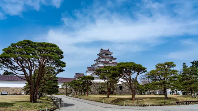 日本唯一以紅瓦覆蓋的天守，將約500年前藩政時代的美麗建築傳承至現代的鶴之城