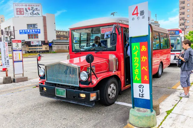 「町內循環巴士 Haikara-san」復古風格的車身更顯旅途情懷