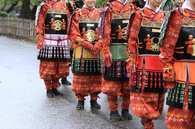 裝扮成大名與武士的人們在市區遊行的「會津藩公行列」