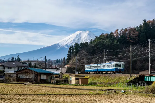【從東京到河口湖的完整交通指南】各種交通工具比較、划算票券&推薦玩法一篇掌握！