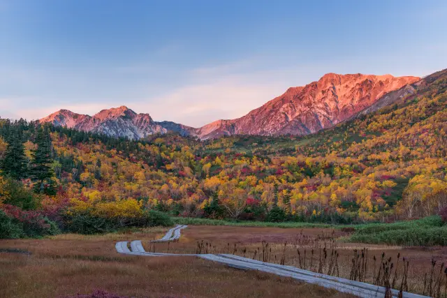 秋には紅葉が一帯を彩る絶景を見られる