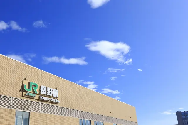 長野駅からは特急バスで約1時間50分