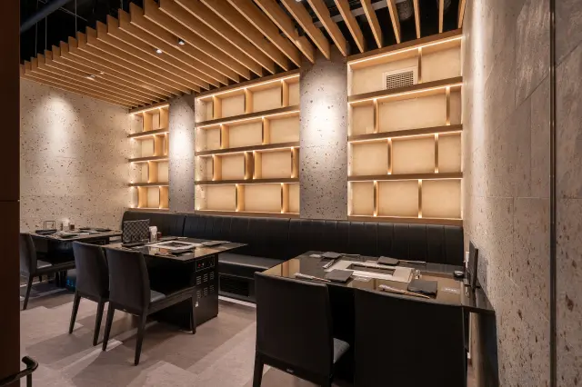 和モダンな装いのラグジュアリーなカウンター席