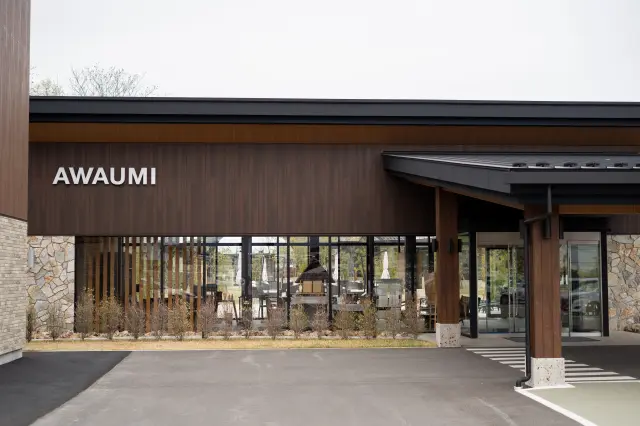 各棟1台ずつ無料駐車場を利用可能