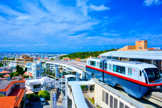 使用「冲绳都市单轨电车线（Yui Rail）」能轻松前往国际通商店街