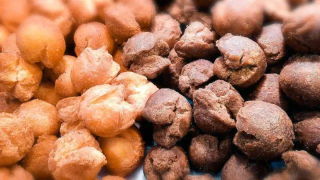 揚げたてアツアツをイートインで！　お土産にもおすすめの沖縄の伝統菓子