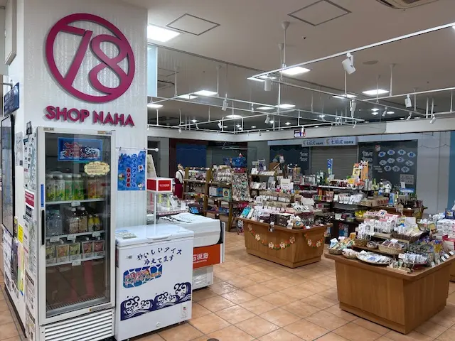 お酒やお菓子だけでなく地域で作られた雑貨なども並ぶ