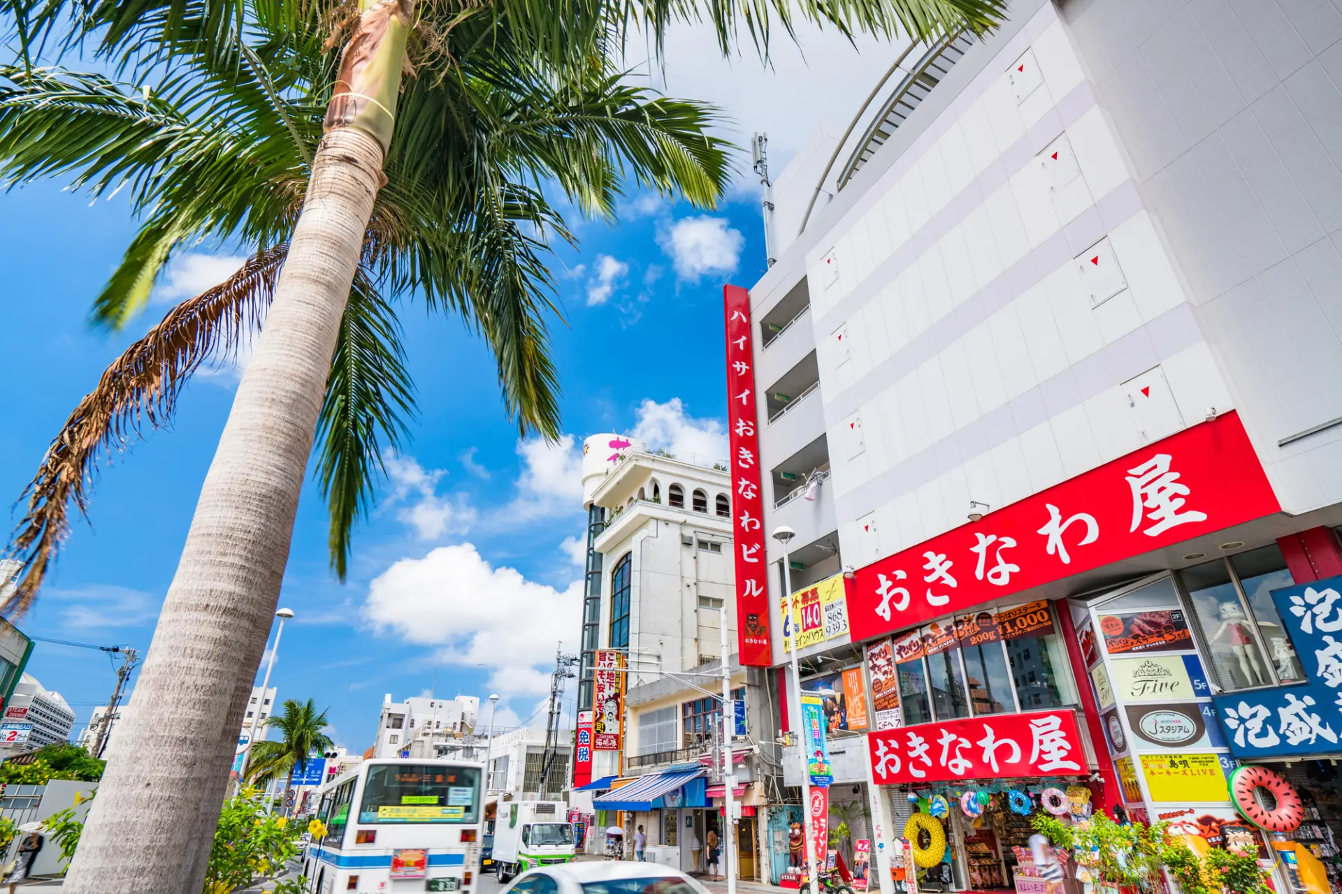 国際通りにを訪れたなら、ぜひ立ち寄りたいお土産専門店「おきなわ屋 本店」