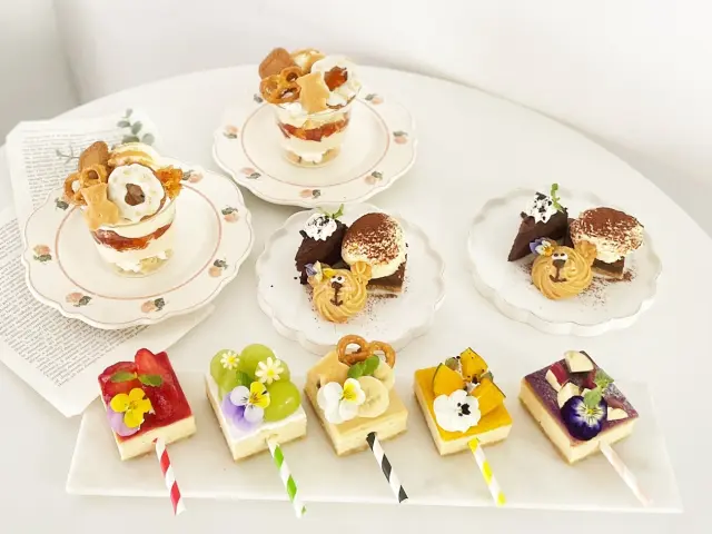 ドライフラワーに囲まれた店内の雰囲気とフォトジェニックなスイーツを楽しめるカフェ