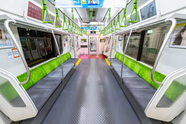 請務必留意車內廣播與電子顯示板，隨時確認好下一站的站名！