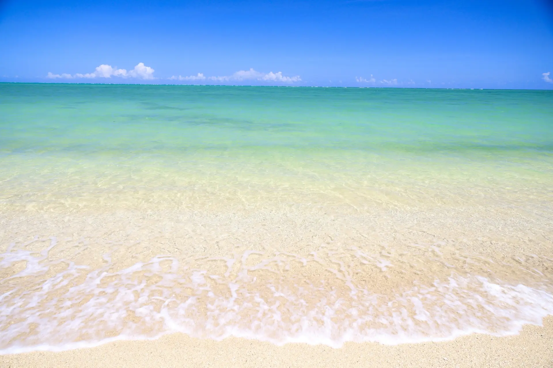 沖縄の美しい海を眺められるテラス席でリゾート気分を満喫（※写真はイメージです。）