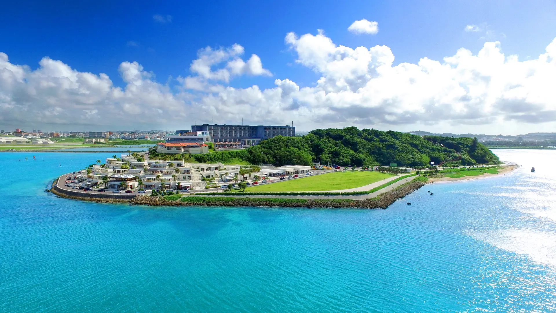 青い海と空に囲まれた離島のリゾートホテル