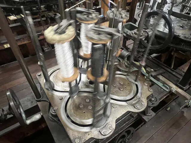 4本のボビンの製紐機