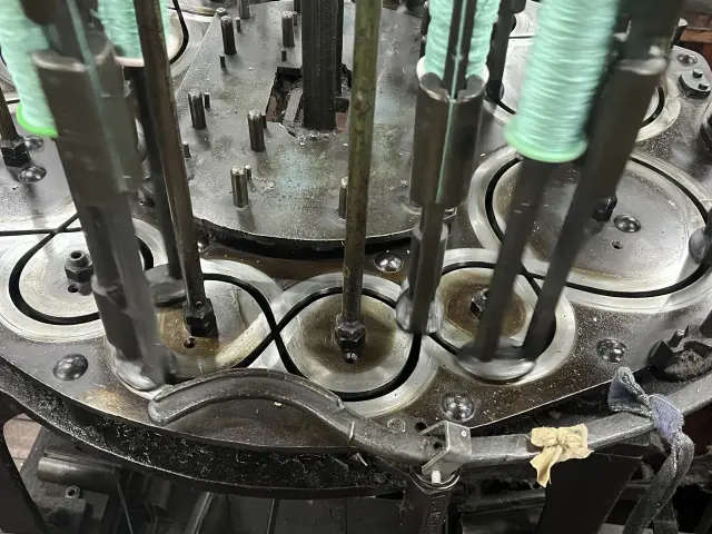 多くのボビンを使った製紐機