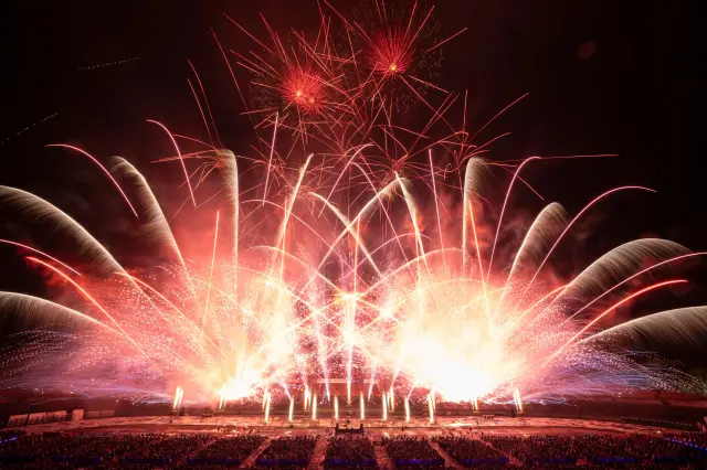 One of the largest fireworks festivals in Hokkaido, featuring 22,000 shots and a show blending fireworks, music, lighting, and flames.