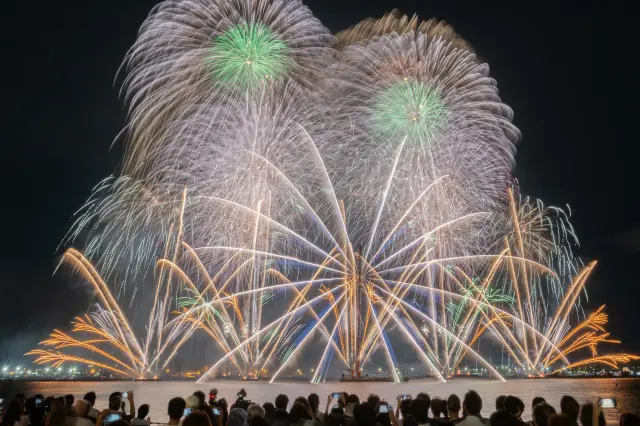Japanese fireworks, combining artistic beauty with heartfelt emotion, are highly acclaimed overseas.