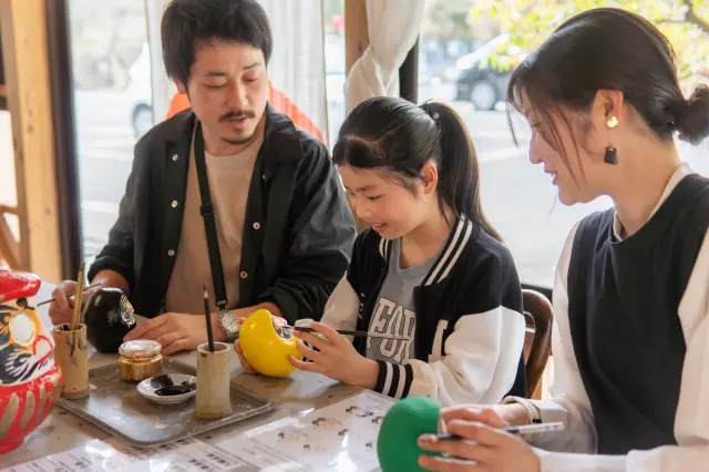 自信の願いを込めてだるまに絵付けをしよう