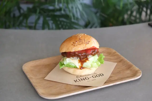 地元ブランド牛「上州牛」を使用したバーガーなど地元グルメが楽しめる