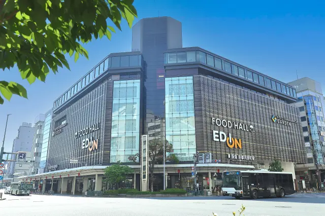 京都の繁華街のメインゾーン、四条河原町交差点沿いに立地している