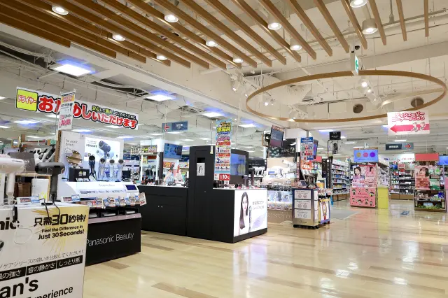 ゆとりのあるバリアフリーのフロア。天井が高く、快適な環境でゆったりショッピングを！