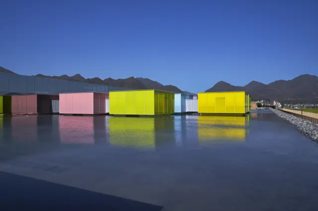 水の浮力によって動かすことができる10m×10mの可動展示室 