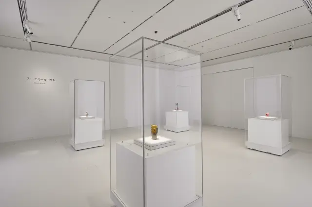 展示室内は白を基調とした洗練された空間　