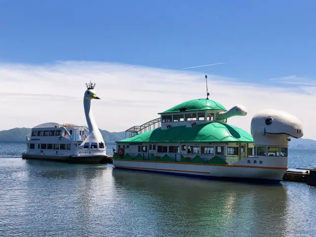 亀と白鳥のかわいらしいデザインの遊覧船