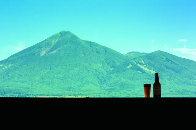猪苗代地ビール館で、磐梯山を眺めつつ国際ビール大賞金賞を受賞した猪苗代ビールを楽しむのもおすすめ