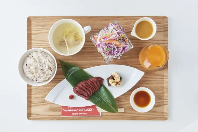 オーダーが入ってから新鮮な馬肉を一枚一枚手切り。「会津ブランド馬刺しランチ」